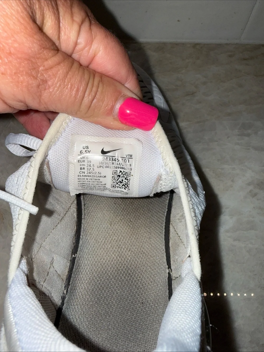 Nike Air Max 270 GS White and Metallic Silver 6.5Y/ women 8
